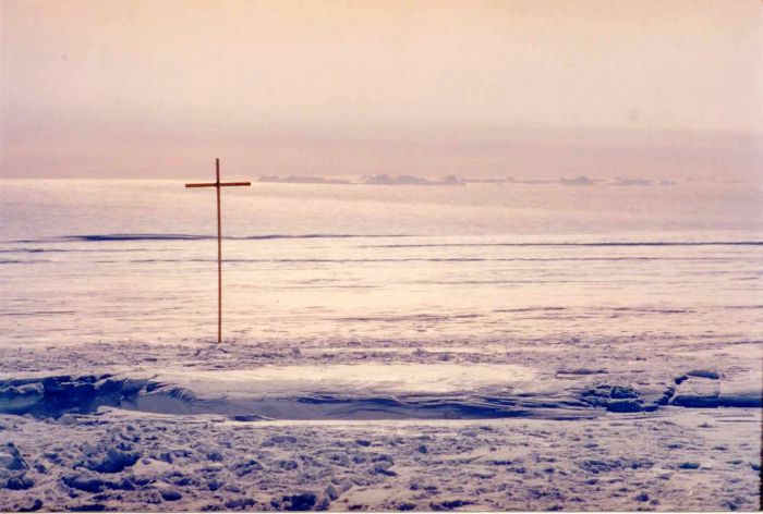 The cross marking the 1965 crevasse accident